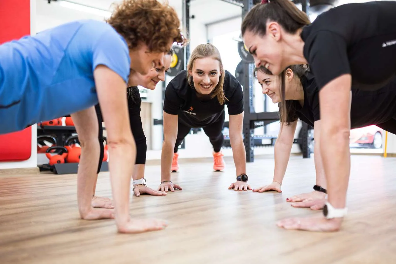 Trenerka z klientką podczas treningu w studiu Trening dla Kobiet