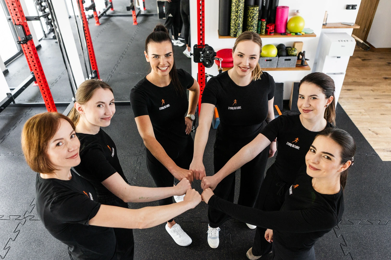 Trenerka z klientką podczas treningu w studiu Trening dla Kobiet