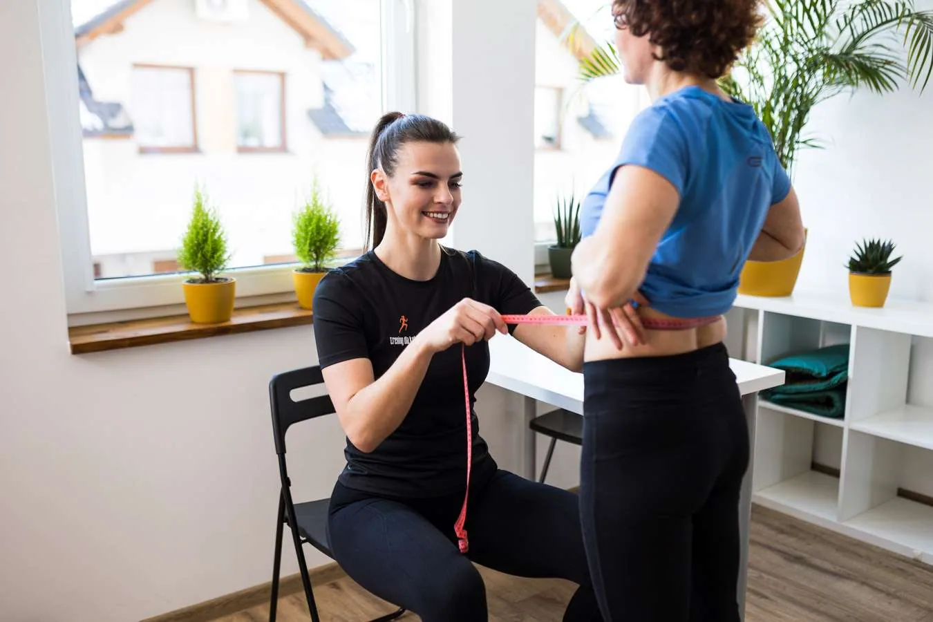 Trening hybrydowy dla kobiet – studio plus treningi online