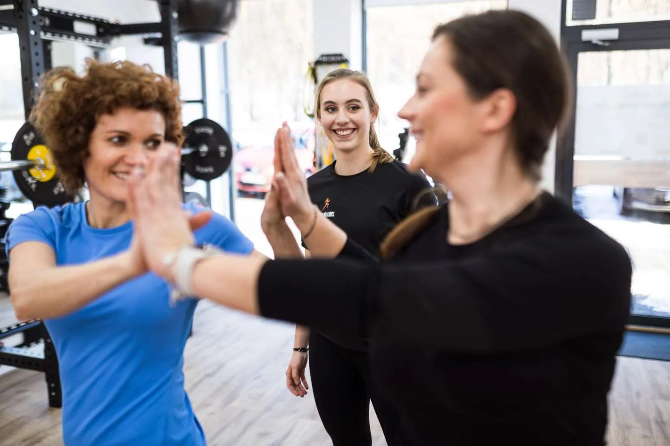 Dwie kobiety ćwiczące razem w studiu Trening dla Kobiet