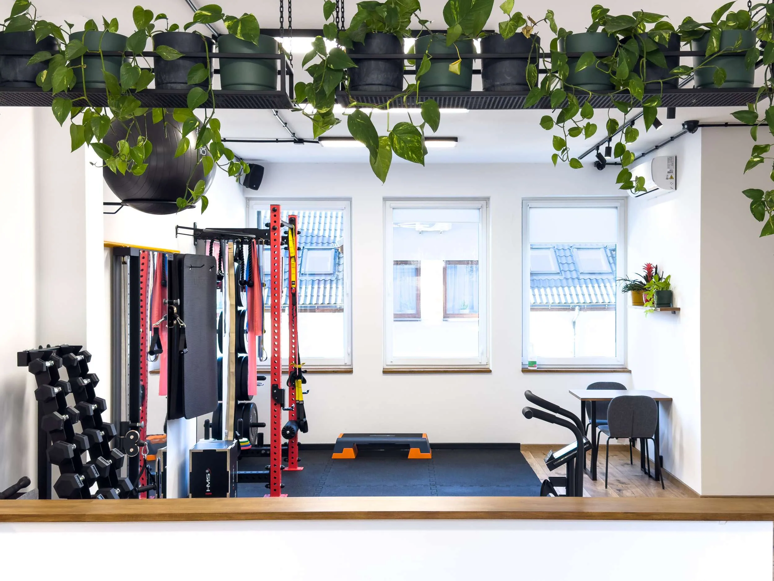 Przyjazne wnętrze studia treningowego