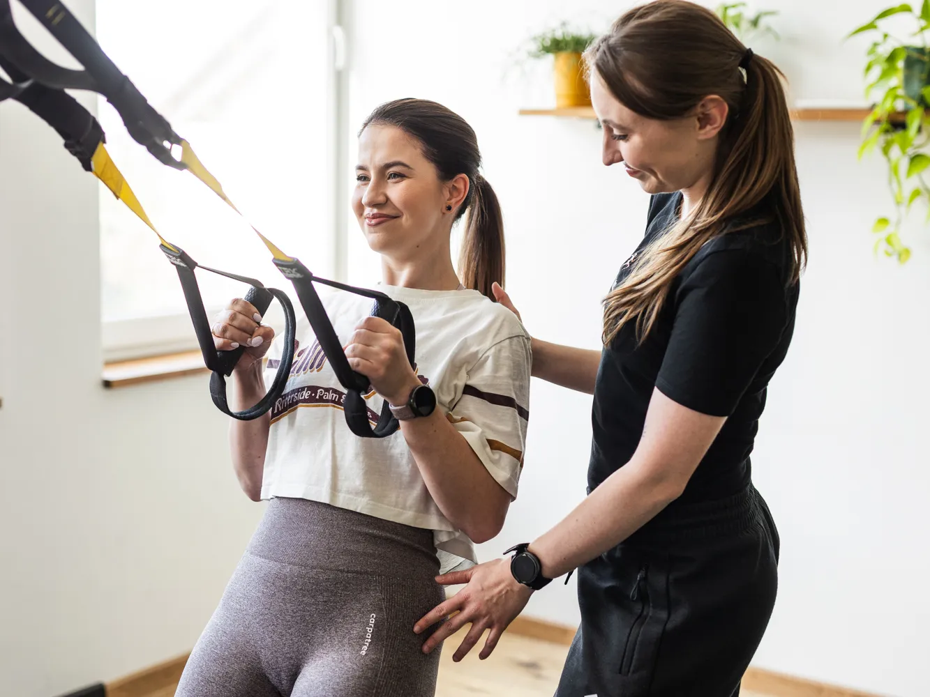 Trening hybrydowy dla kobiet – studio plus treningi online